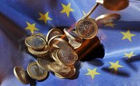 Mince o hodnotě jednoho eura na vlajce Evropské unie - Ilustrační foto