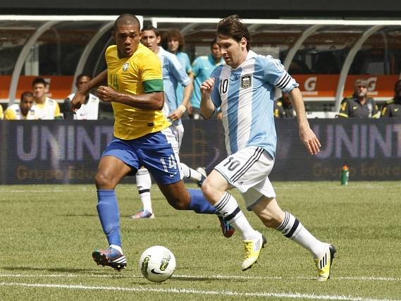 Argentinec Messi v přátelském utkání několikrát provětral obranu Brazílie.