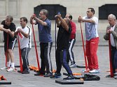 Kolemjdoucí u prezidentského paláce v Limě překvapil ve čtvrtek pohled na skupinu sportovně oblečených ministrů, kteří jim předvedli krátké kondiční cvičení. 
