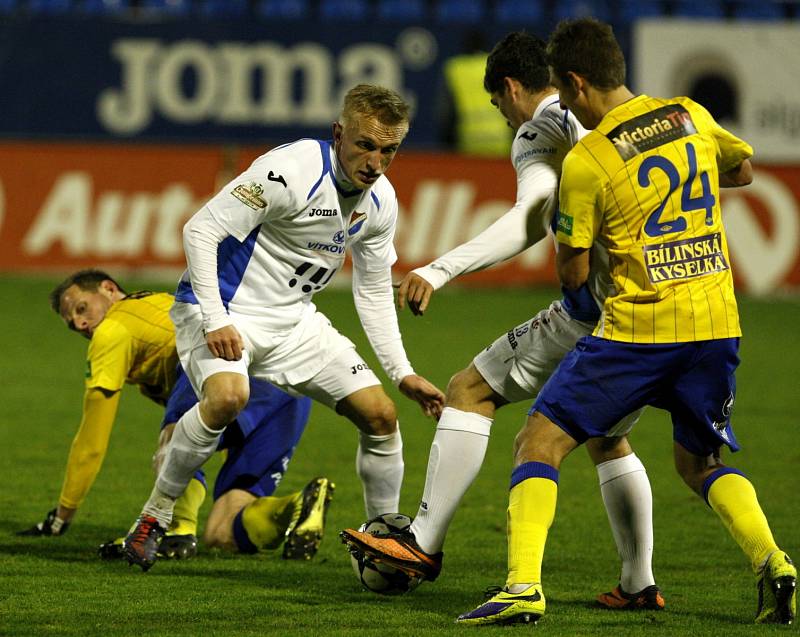 Fotbalisté Ostravy Jan Hable (druhý zleva) a Vojtěch Engelmann (druhý zprava) se snaží vymanit ze sevření fotbalistů Teplic.