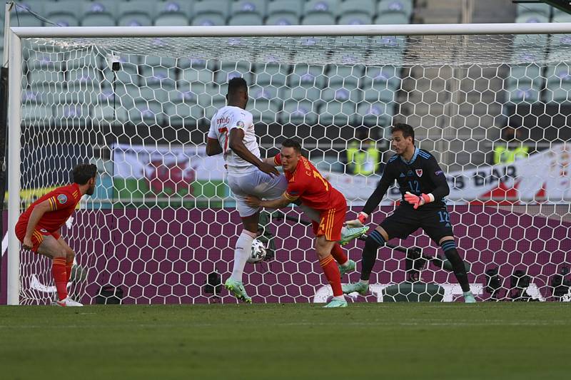 Švýcarský fotbalista Breel Embolo (uprostřed) dává gól Walesu.