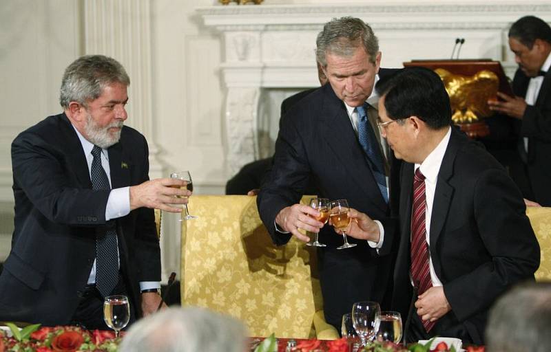 Tři prezidenti: Lula da Silva (Brazílie), George Bush (USA) a Hu Jintao (Čína)