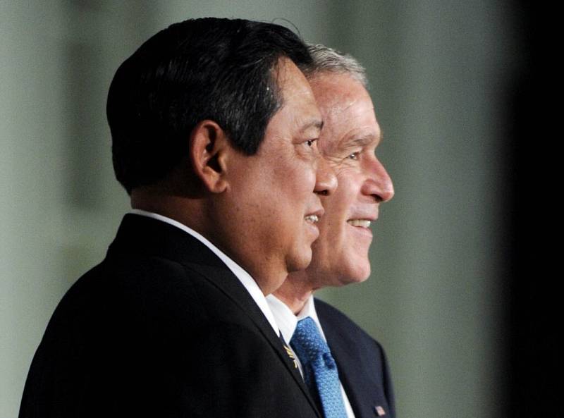 Americký prezident George Bush pózuje s indonéským prezidentem Bambang Yudhoyono.