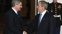 Kanadský premiér Stephen Harper se vítá s americkým prezidentem Georgem Bushem