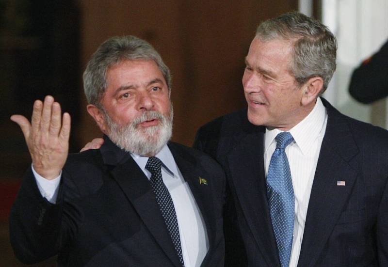 Americký prezident George Bush vítá prezidenta Brazílie Silvu.