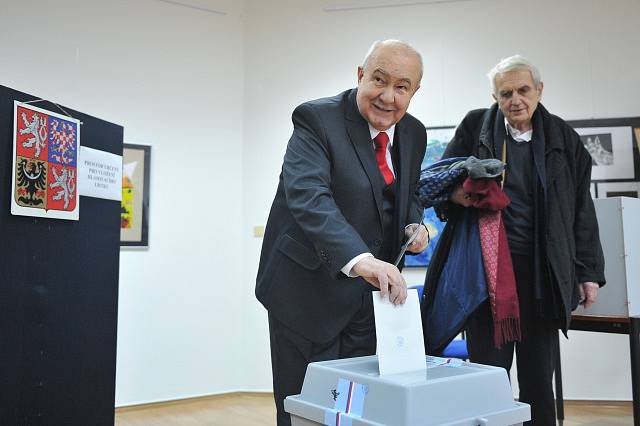 Petr Hannig ve volební místnosti