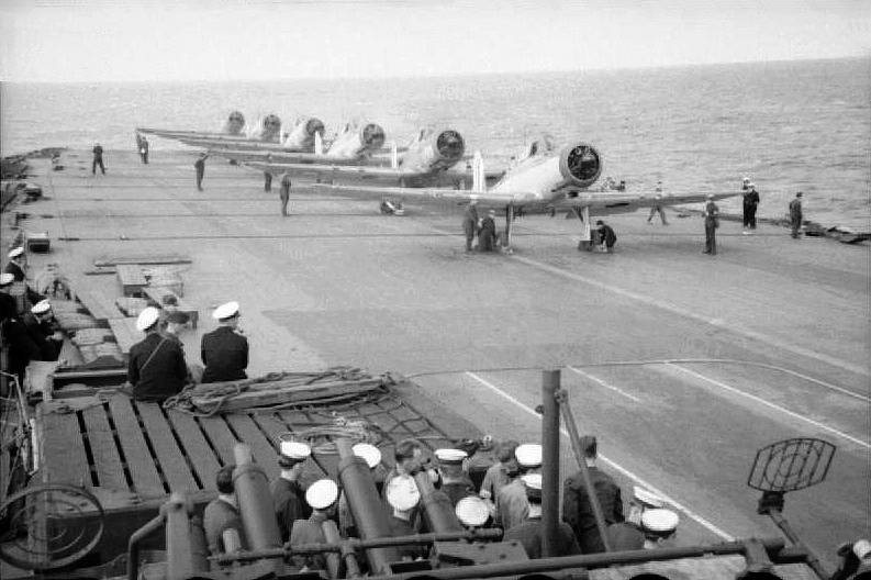 Šest stíhaček Blackburn Skua z 800. letecké perutě, seřazených na palubě Ark Royal před vzletem
