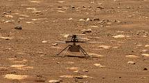 Helikoptéra Ingenuity. První přístroj svého druhu, který si zalétal nad povrchem Marsu.