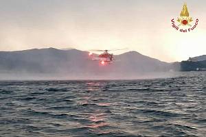 Helikoptéra pátrá po pohřešovaných z lodi, která se potopila na severoitalském jezeře Lago Maggiore