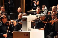 Robot YuMi dirigoval orchestr