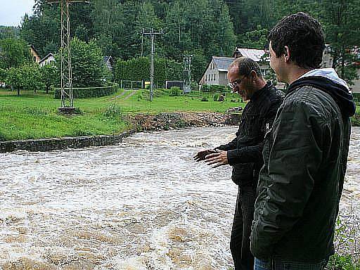 Vytrvalý déšť ve čtvrtek výrazně zvýšil hladiny řek na severu, jihozápadě a ve středu Čech a na mnoha z nich byla vyhlášena povodňová aktivita.