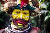 Domorodec z ostrova Papua Nová Guinea. Zdobení těla má budit hrůzu a zahnat nepřítele