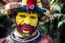 Domorodec z ostrova Papua Nová Guinea. Zdobení těla má budit hrůzu a zahnat nepřítele