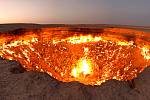 Kráter Derweze hoří už jednapadesát let kvůli zapálenému unikajícímu zemnímu plynu.
