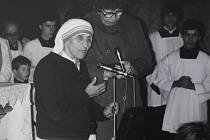 Matka Tereza hovoří v chrámu Nanebevzetí Panny Marie v Brně 10. listopadu 1984