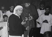Matka Tereza hovoří v chrámu Nanebevzetí Panny Marie v Brně 10. listopadu 1984