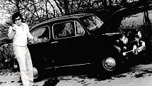 Miroslav Jeník u svého Fiatu 600, se kterým byl u tragické havárie ruské cisterny 21. srpna 1968 v Desné v Jizerských horách.
