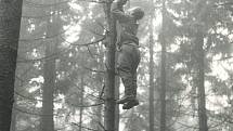 V období 1948 - 1991 spáchalo sebevraždu 121 pohraničníků základní služby. Tento desátník se oběsil na stromě ve výšce 8 metrů na opasku.