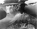 Americký bombardér B-25 Mitchell prolétá kolem sopky Vesuv během její erupce v březnu 1944