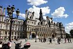 Kavárenský život a historické památky jsou tím, co turisté oceňují na Paříži nejvíce. Na snímku pařížská radnice.
