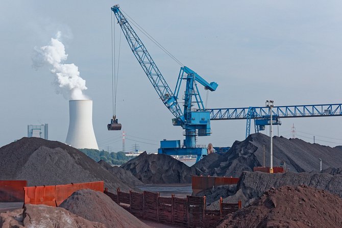 Zásoby uhlí v německém Duisburgu, v pozadí uhelná elektrárna