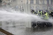 Při protestech proti zvyšování cen paliv v Paříži použila policie slzný plyn a vodní dělo.