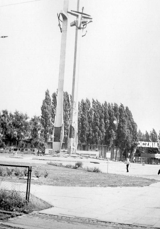 Památník padlých u loděnic v roce 1970 byl odhalen u brány č. 2 krátce po podepsání porozumění 16. prosince 1980.