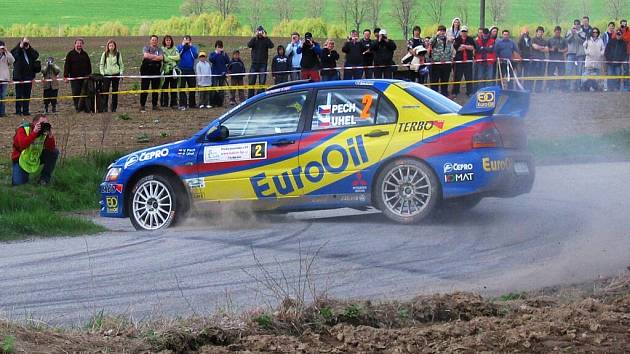 Osvědčená trojka - Václav Pech, Petr Uhel a Mitsubishi Lancer Evo IX.