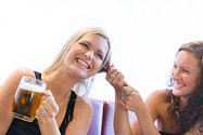 Řada žen i kadeřníků věří, že pivo zlepšuje vzhled i kondici vlasů.
