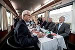Prezidentská debata ve vlaku Deníku 20. listopadu na cestě z Prahy do Ústí nad Labem.