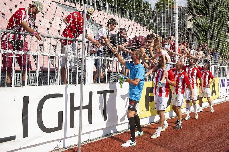 Fotbalové utkání bývalých hráčů FK Viktoria Žižkov a SK Slavia Praha k výročí 115. narozenin klubu Viktorie Žižkov 29. července v Praze. Hrdina zápasu brankář Peter Bartalský se zdraví s diváky.