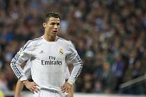 Cristiano Ronaldo je zklamaný: jeho Real Madrid prohrál slavné El Clásico s Barcelonou 3:4.