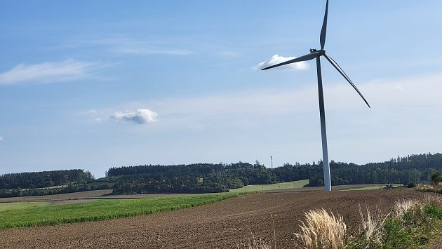 První občanská větrná elektrárna stojí v moravské obci Rozstání, srdci Drahanské vrchoviny. Trh s větrníky, jako obnovitelným zdrojem, se v Česku může znovu rozhýbat. Podílet se na tom mohou i běžní lidé.