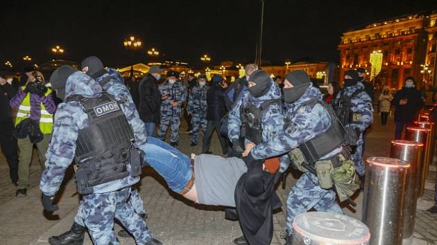 Ruská policie zatýká demonstranty, kteří nesouhlasí s invazí na Ukrajinu.