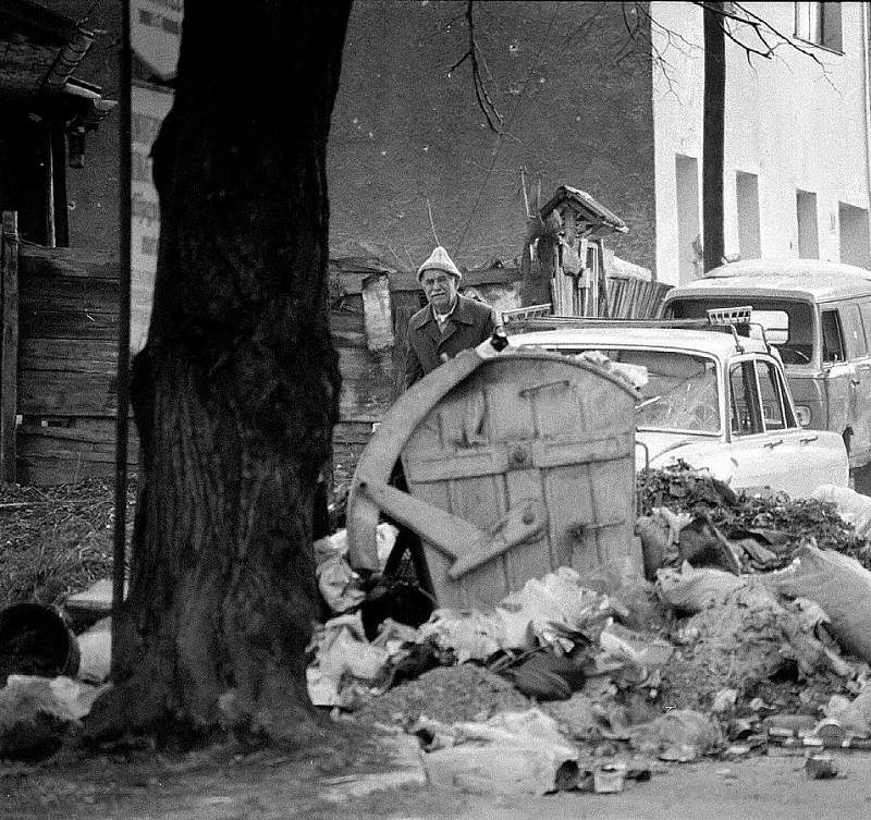 Život v obležení, Sarajevo, zima 1992-1993. Protože sběr a likvidace odpadků byla příliš nebezpečná, hromadily se v ulicích