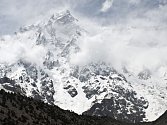 Nanga Parbat je devátá nejvyšší hora světa a druhá nejvyšší hora Pákistánu. Název pochází z urdštiny/hindštiny a lze jej přeložit jako „Nahá hora“.  Hora leží v Pákistánem spravované (a Indií nárokované) části Kašmíru, v tzv. Severních oblastech.