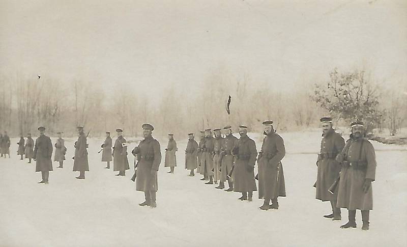 Setkání německých a sovětských vojáků na východní frontě krátce po podepsání Brestlitevského míru