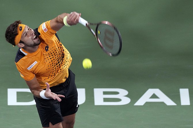 Tenista Jiří Veselý v zápase proti Andreji Rubljovi ve finále turnaje v Dubaji.