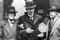 Wiliam Wallace (uprostřed) po svém odvolání proti rozsudku, který ho činil vinným z vraždy jeho manželky Julie