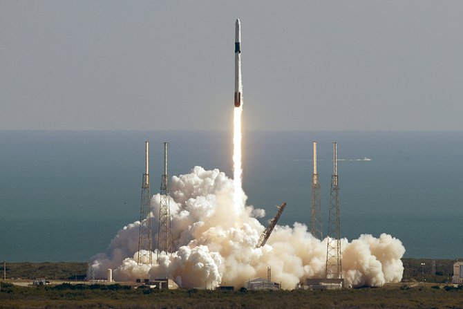 Start rakety Falcon 9 s nákladní lodí Dragon z Mysu Canaveral na Floridě 5. prosince 2019.
