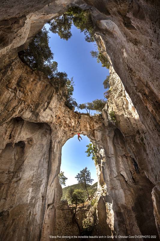 Elena Poli climbing in the incredible beautiful arch in Grotta - Christian Core