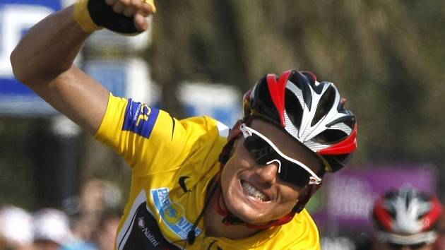 Španělský cyklista Luis León Sánchez se raduje z vítězství v etapovém závodě Paříž - Nice.