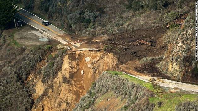 Pohled na sesutou část kalifornské dálnice Highway 1, vedoucí podél pobřeží