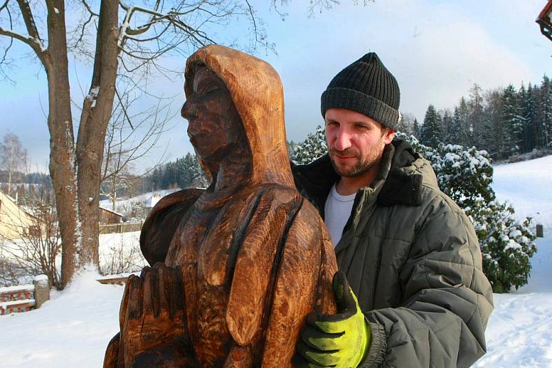V Hraničné na Jablonecku dostali do kostela novou sochu do svého vyřezávaného betlému.