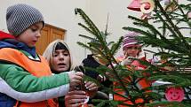 Děti ze všech lounských mateřských školek v pátek 26. listopadu přišly ozdobit vánoční stromky do atria Městské knihovny.