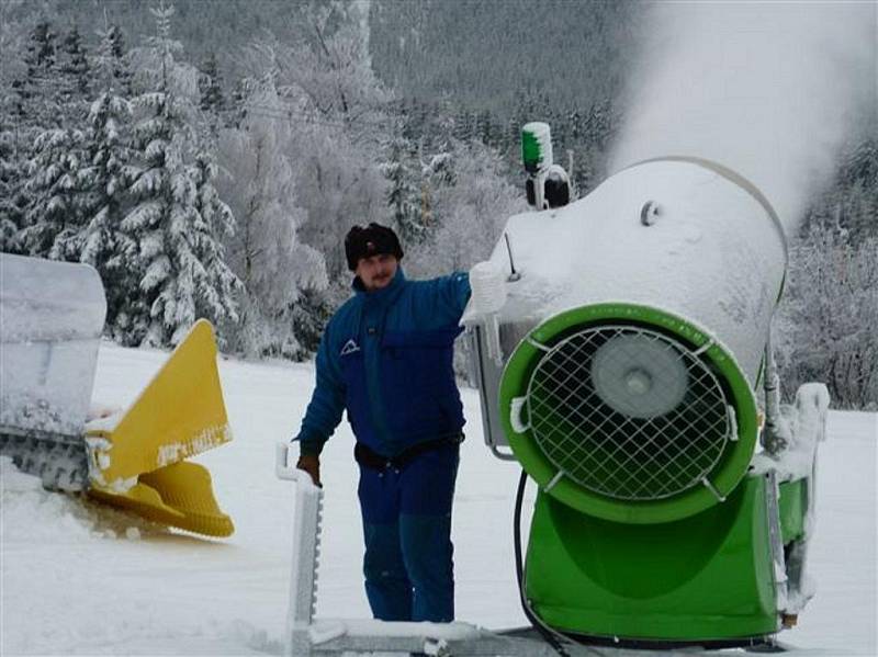 Skiareál Špindlerův Mlýn se připravuje na první nápor lyžařů. Pokračuje zasněžování a dnes se na tratích objevili první milovníci běžeckého lyžování.