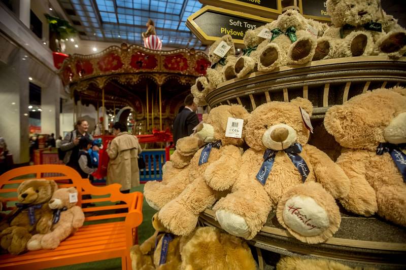 Fotogalerie: Hamleys, nejznámější obchod s hračkami na světě, otevírá v  Praze - Deník.cz