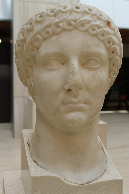 Druhou manželkou císaře Nera byla Poppaea Sabina. Zemřela v době, kdy čekala císařovo dítě. Podle některých ji Nero zabil, ne všichni historici se ale na této verzi shodují.
