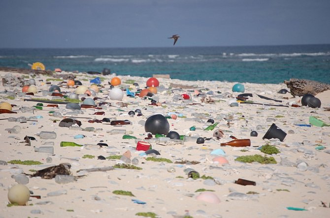 Odpadky na pláži (ilustrační snímek)