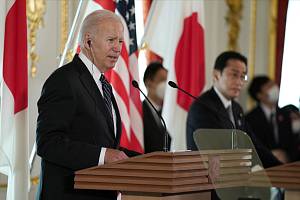 Americký prezident Joe Biden (vlevo)